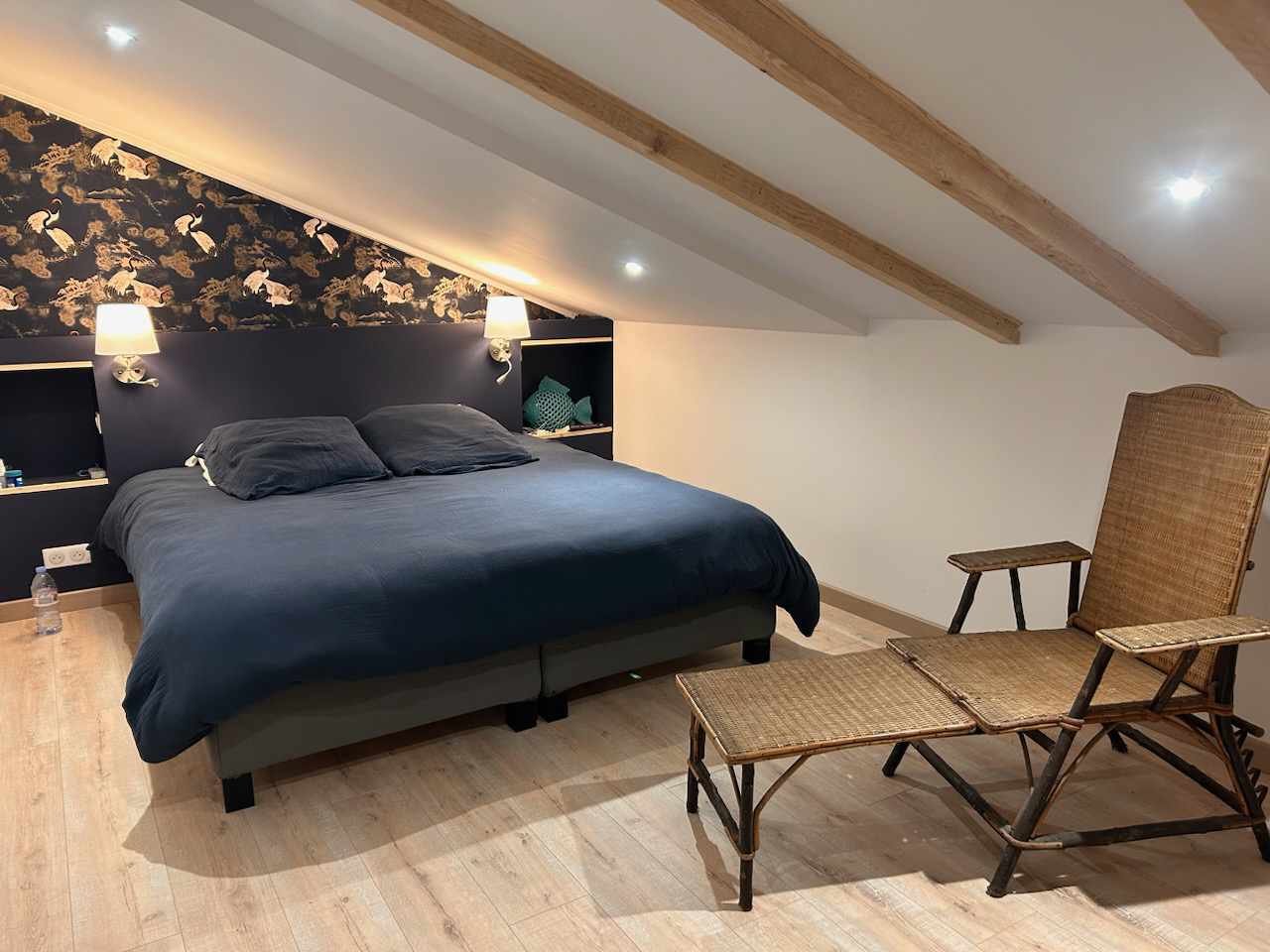 Chambre sous combles avec décoration élégante