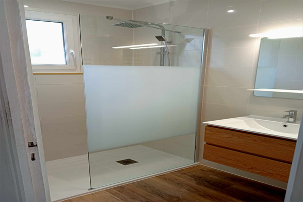 Transformation de la salle de bain avant et après rénovation