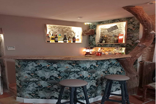 Vue atmosphérique d'un mini bar maison aux accents tropicaux